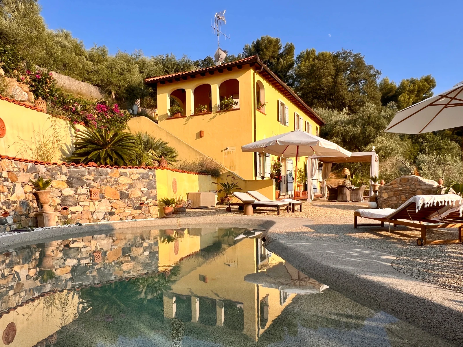 Casale Ulivi Luxury · piscina e giardino
