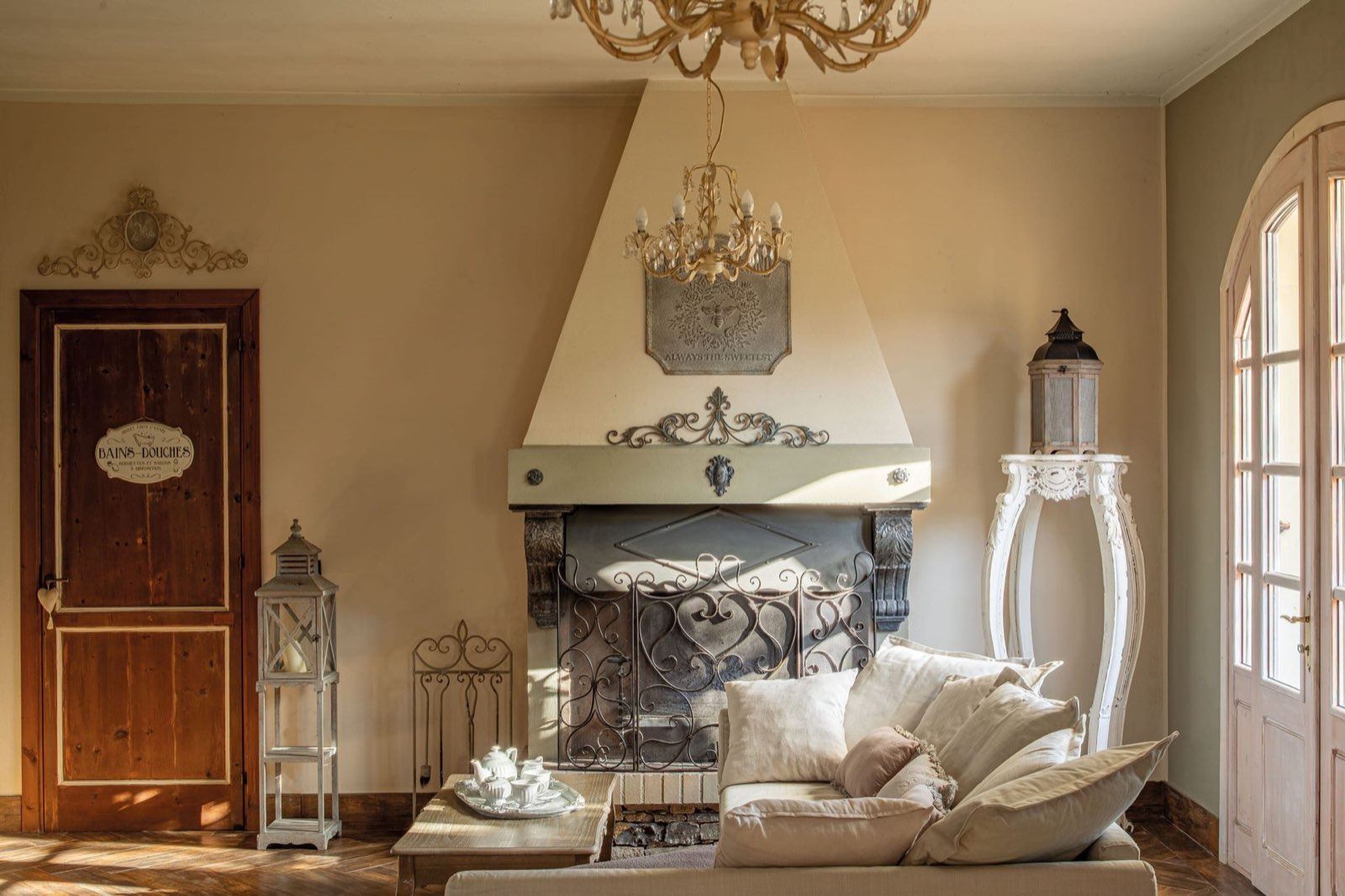 Soggiorno con camino di Casale Ulivi Luxury