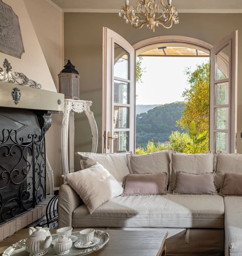 Salotto con camino di Casale Ulivi Luxury